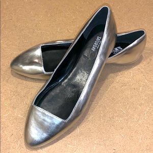Great condition silver flats.